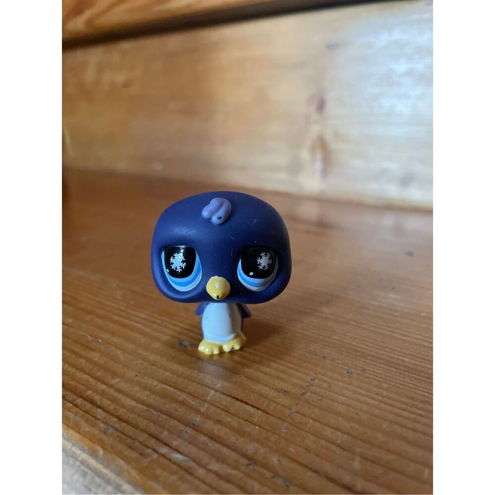 Littlest Pet Shop (LPS) Penguin #686.